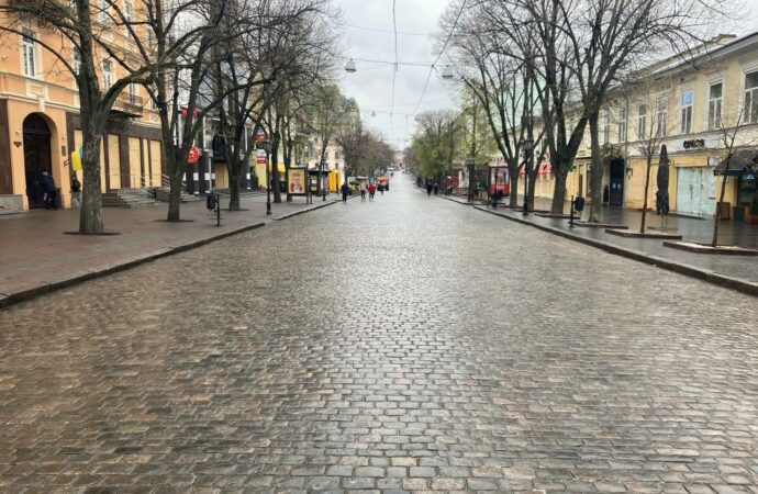 З вулиці Дерибасівської прибрали протитанкові їжаки та барикади