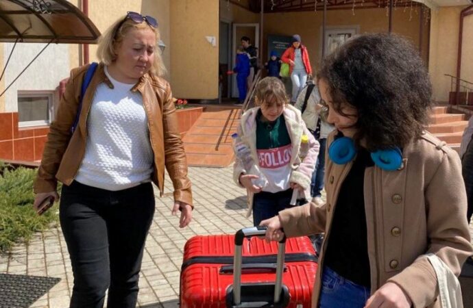 Одесити рятують дітей із Миколаєва та продовжують відправляти у місто воду