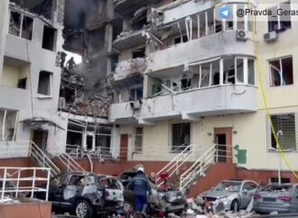 Стало відомо про стан одеситів, які постраждали від удару ракетою по житловому будинку на Таїрова (відео)