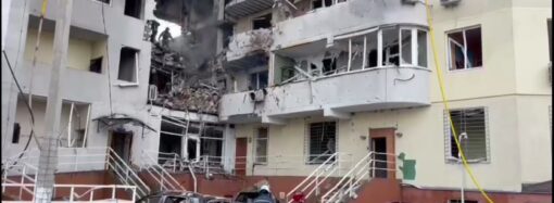 Стало известно о состоянии одесситов, пострадавших от удара ракетой по жилому дому на Таирова (видео)