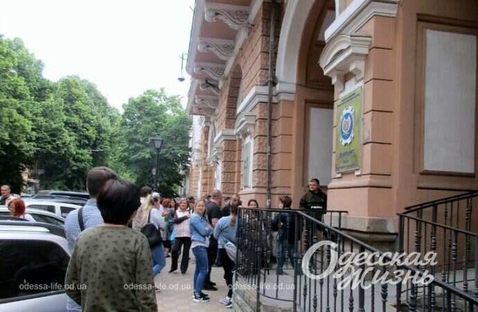 Очередь за маркой с кораблем в Одессе