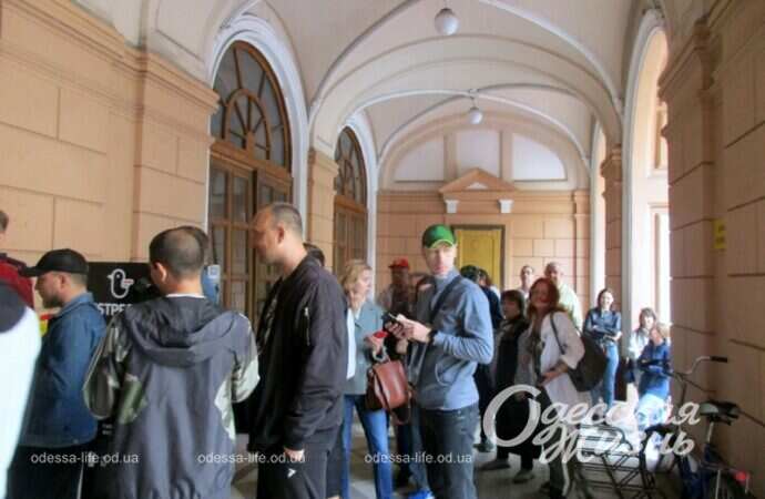 Очередь за маркой с кораблем в Одессе2