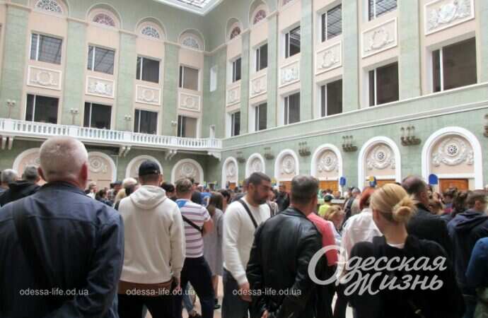 Очередь за маркой с кораблем в Одессе3