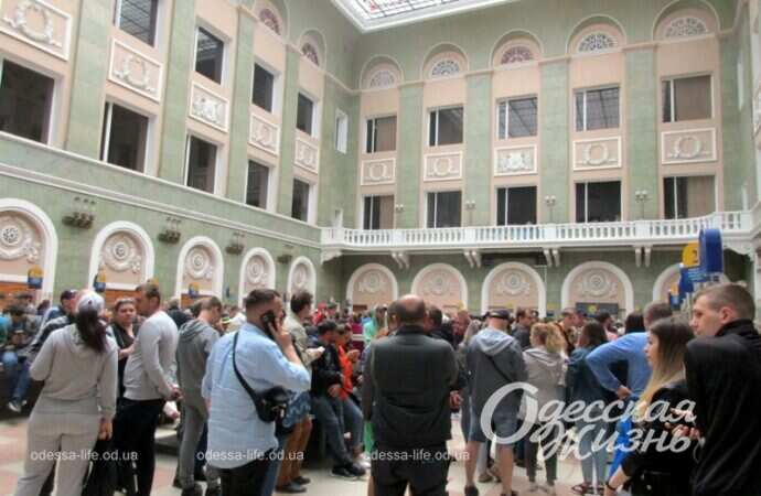 Очередь за маркой с кораблем в Одессе4