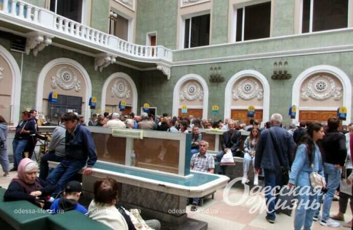 Очередь за маркой с кораблем в Одессе5