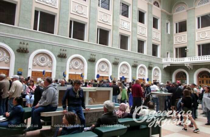 Очередь за маркой с кораблем в Одессе6