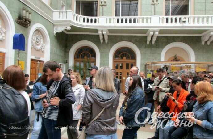 Очередь за маркой с кораблем в Одессе7