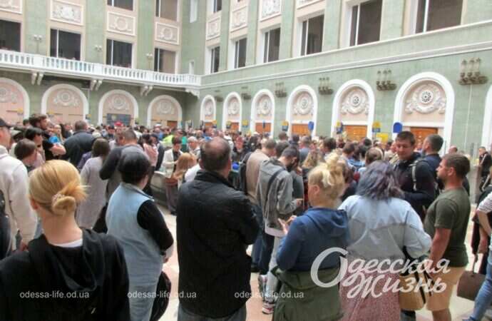 Очередь за маркой с кораблем в Одессе8