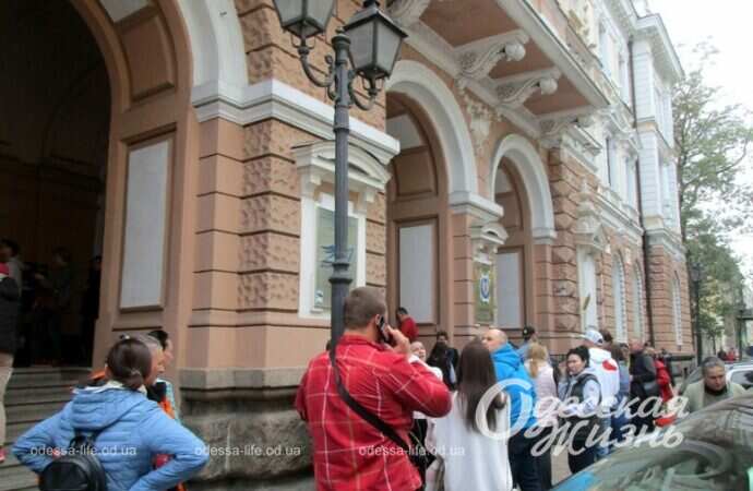 Очередь за маркой с кораблем в Одессе9