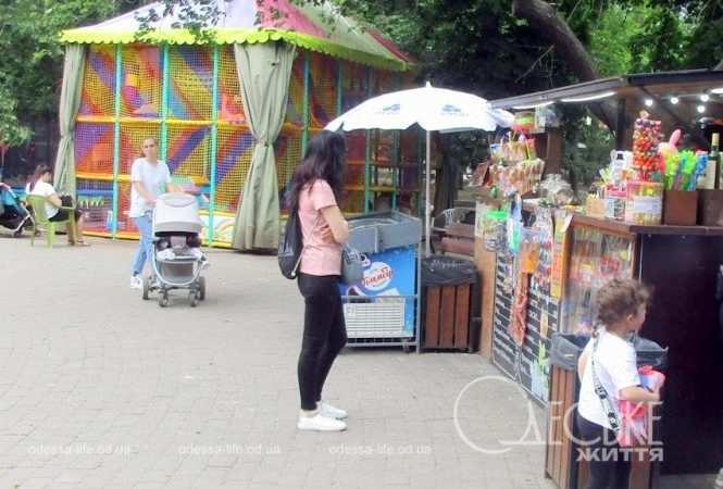 Одесский сквер Мечникова, мороженое