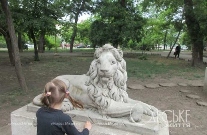 Одесский сквер Мечникова, лев