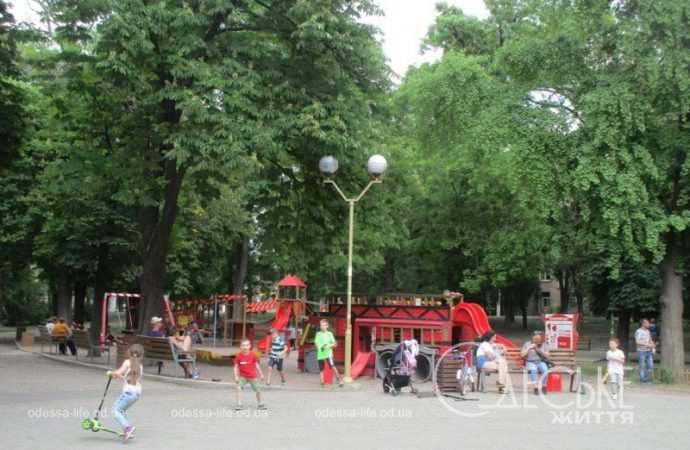 Одесский сквер Мечникова, детская площадка