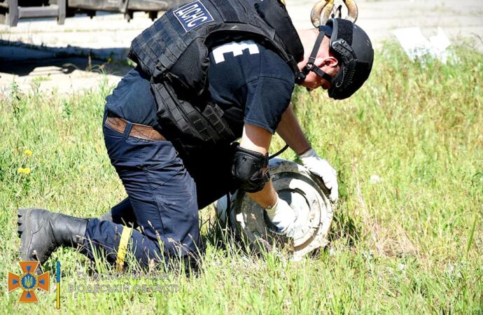 сапер обезвреживает бомбу