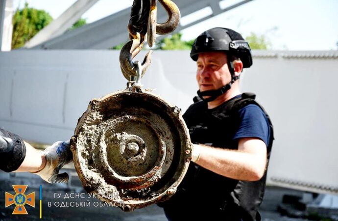 сапер грузит бомбу