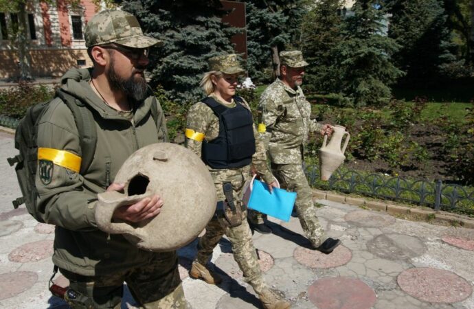 Бійці одеської територіальної оборони знайшли давні амфори