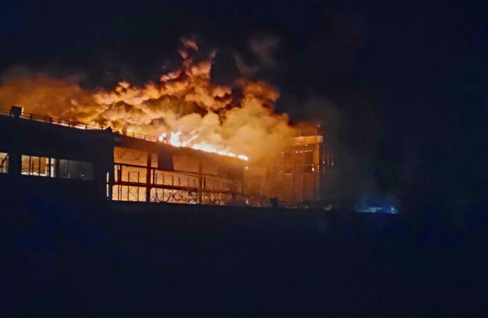 Подробиці нічного обстрілу 9 травня: згоріли ТЦ та склади, є жертви (ОНОВЛЕНО)