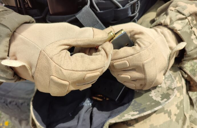 снаряжает магазин пистолета