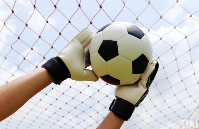 Футбольные перчатки для вратаря: популярные бренды в Украине