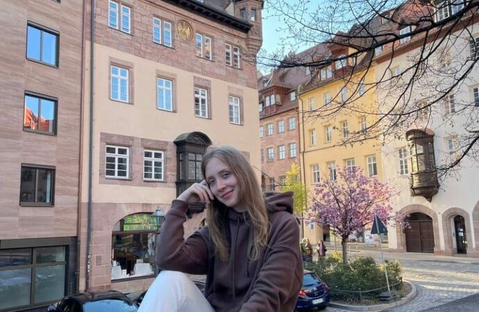 девушка сидит на парапете