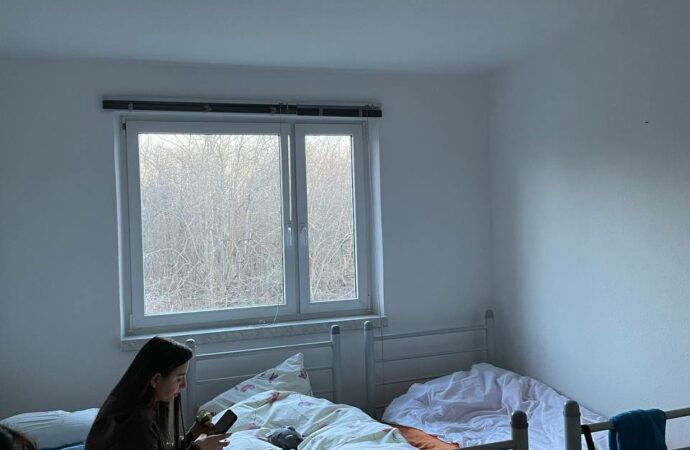 давушка сидит на кровати