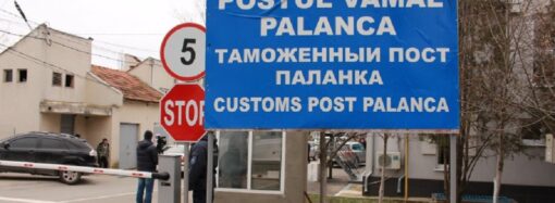 С указателя городов-побратимов возле мэрии Одессы уберут таблички с названиями российских городов