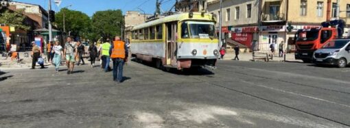 На відремонтованому перехресті біля Привозу з’явився трамвай (фото)