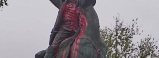 В Измаиле залили красной краской памятник Суворову (фото)