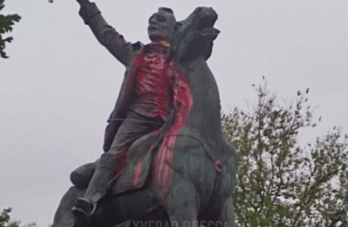 В Ізмаїлі залили червоною фарбою пам’ятник Суворову (фото)