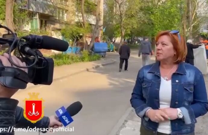 Одесские коммунальщики ликвидируют последствия ракетного обстрела