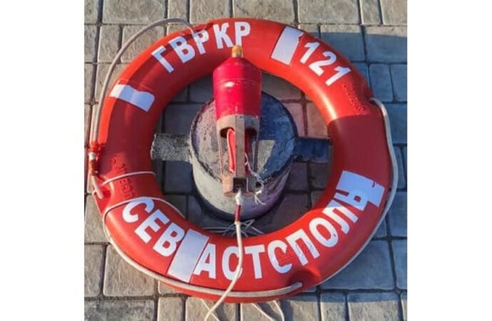 В Черном море выловили буй и спасительный круг с затонувшей «москвы»
