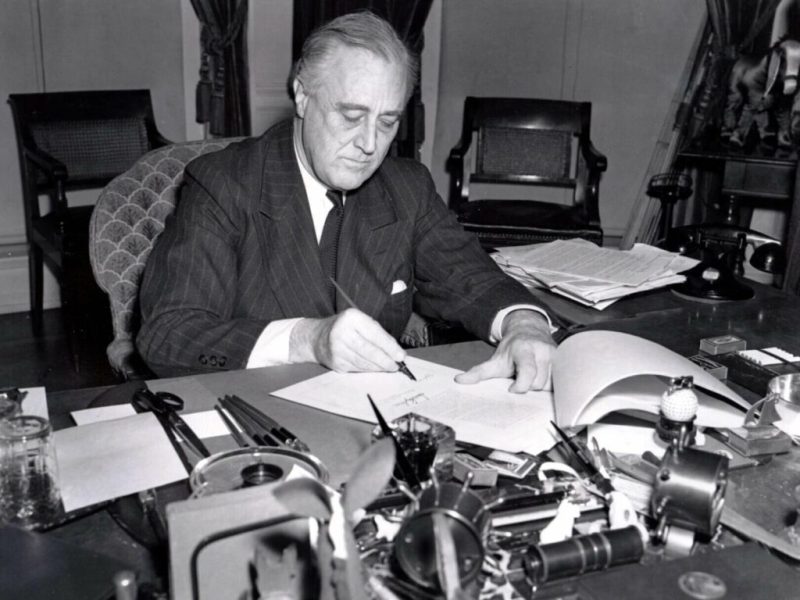 Рузвельт подписывает закон о ленд-лизе