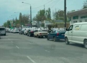 Відеофакт: на заправках в Одесі кілометрові черги