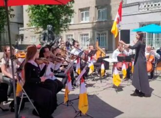 Для одесских волонтеров сыграл духовой оркестр (видео)