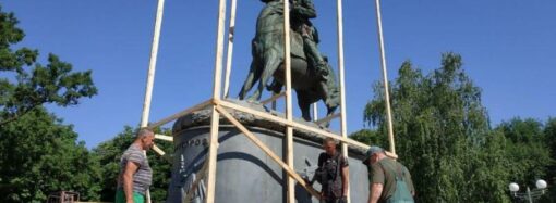 Пам’ятник Суворову в Ізмаїлі вирішили обнести парканом (фото)