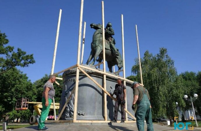 Памятник Суворову в Измаиле решили обнести забором (фото)