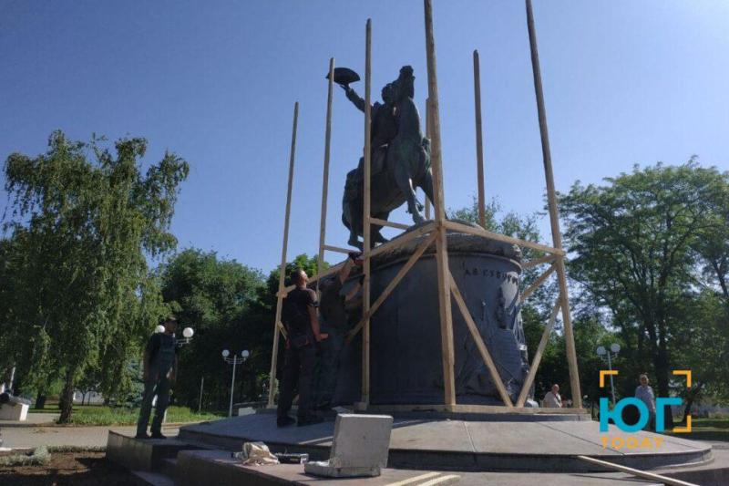 Ограждают памятник Суворову
