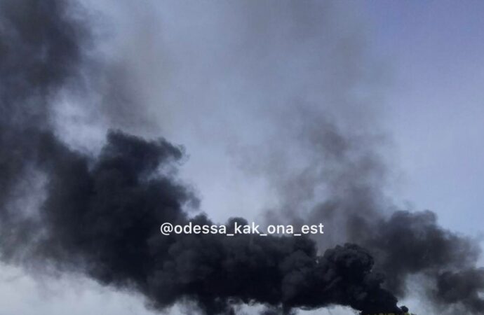 Одессу обстреляли ракетами: над городом столбы дыма
