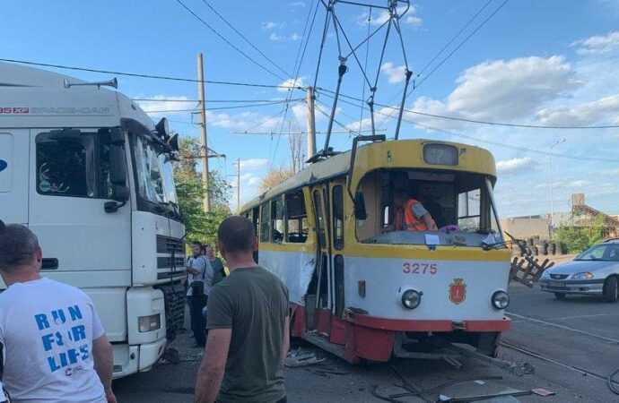 На улице Паустовского фура снесла с рельсов трамвай