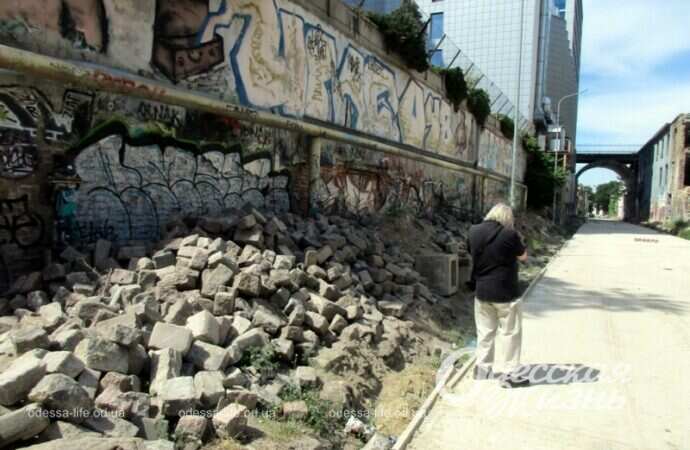 Деволановский спуск, июнь 2022 года, камни