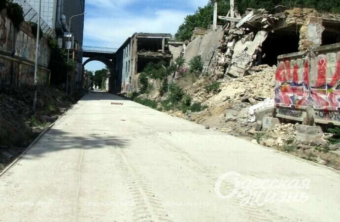 Деволановский спуск, июнь 2022 года, граффити