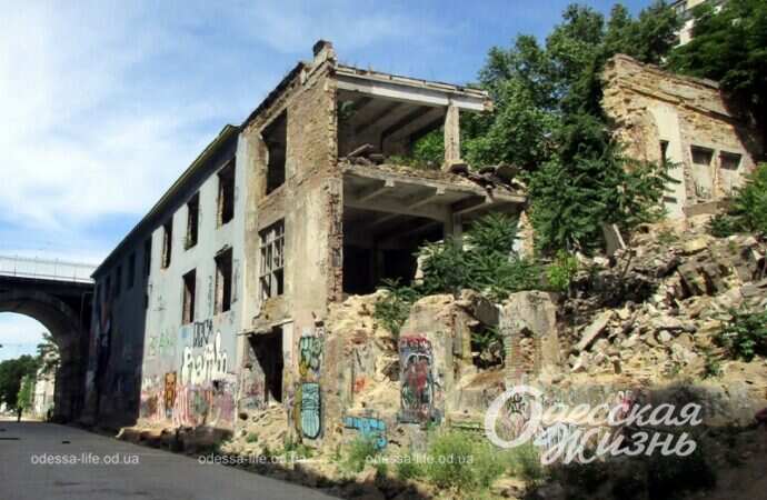 Деволановский спуск, июнь 2022 года, развалины