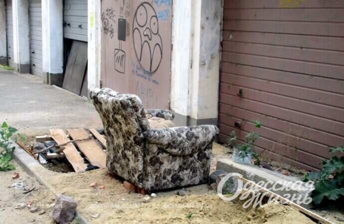 Деволановский спуск, июнь 2022 года, кресло