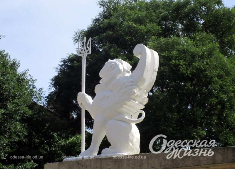 В Одессе появился еще один грифон