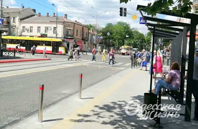 перекресток на углу Преображенской и Пантелеймоновской, остановка