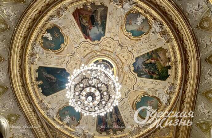 Одесский Оперный, люстра