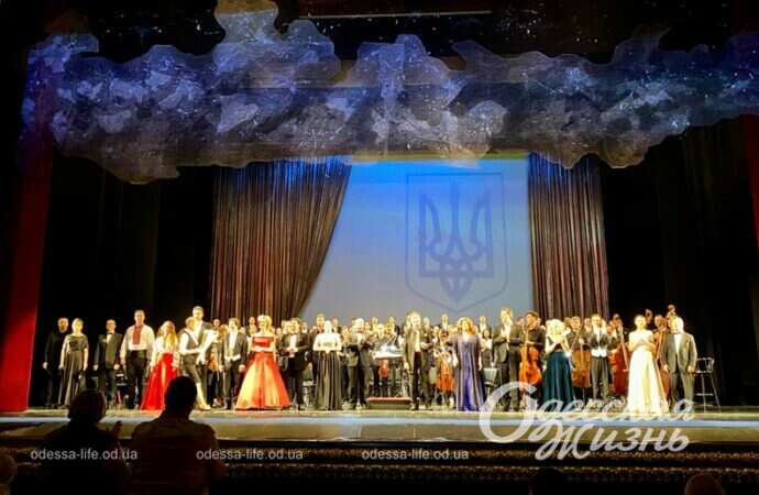 Одесский Оперный, сцена