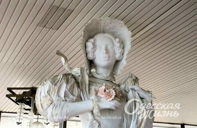 Музкомедия, статуя