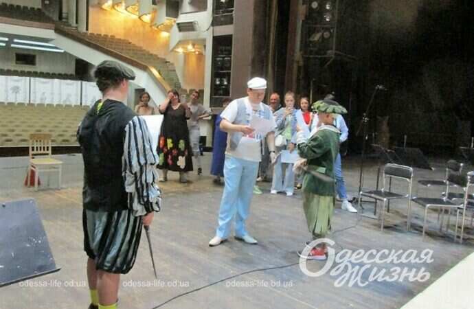 Музкомедия, режиссер