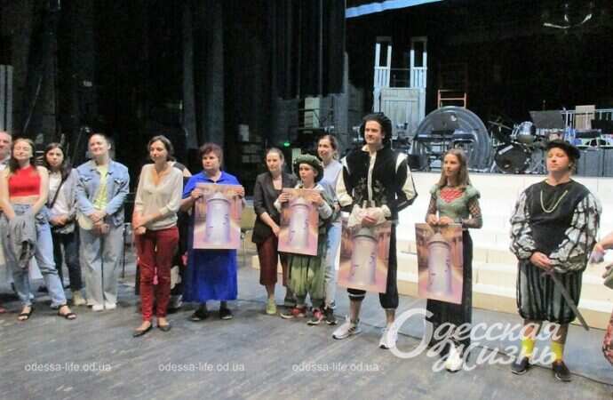 Музкомедия, сцена2