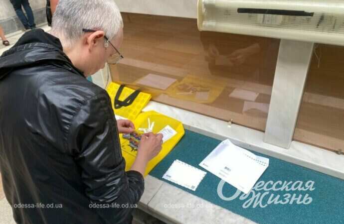 На одесском Главпочтамте, посетитель